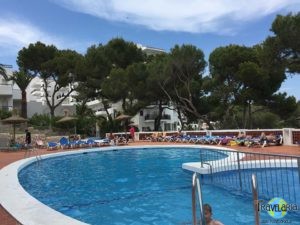 Mallorca: Der Pool am Hotel Cala Ferrera.
