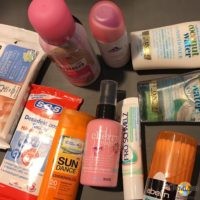 DM: Kosmetikprodukte in praktischen Reisegrößen.